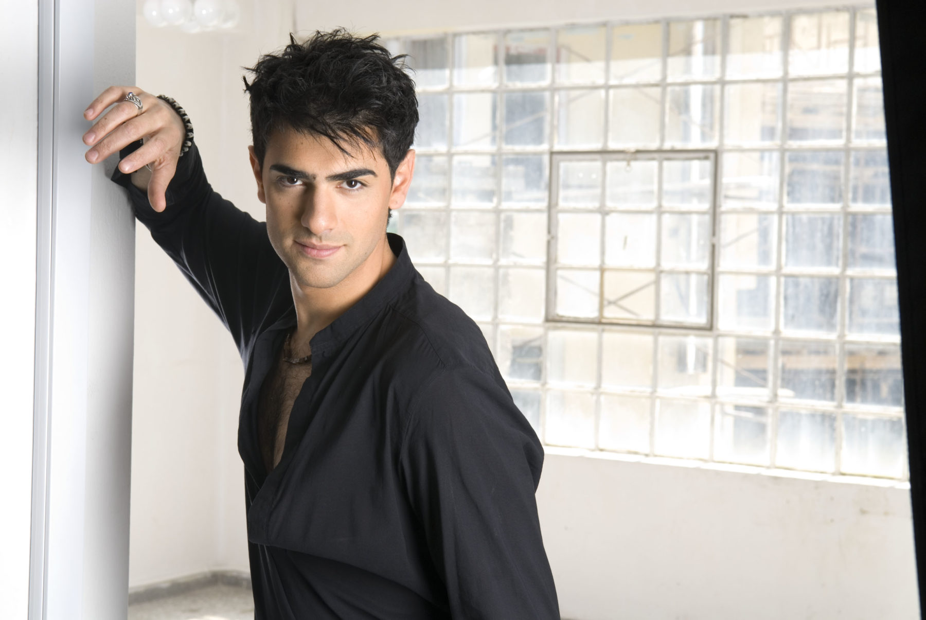 Τρομάξαμε να τον αναγνωρίσουμε! Κι όμως είναι ο Σαρμπέλ - Έκανε ταξίδι αστραπή στην Ελλάδα και μας άφησε με το στόμα ανοικτό (φωτογραφίες)