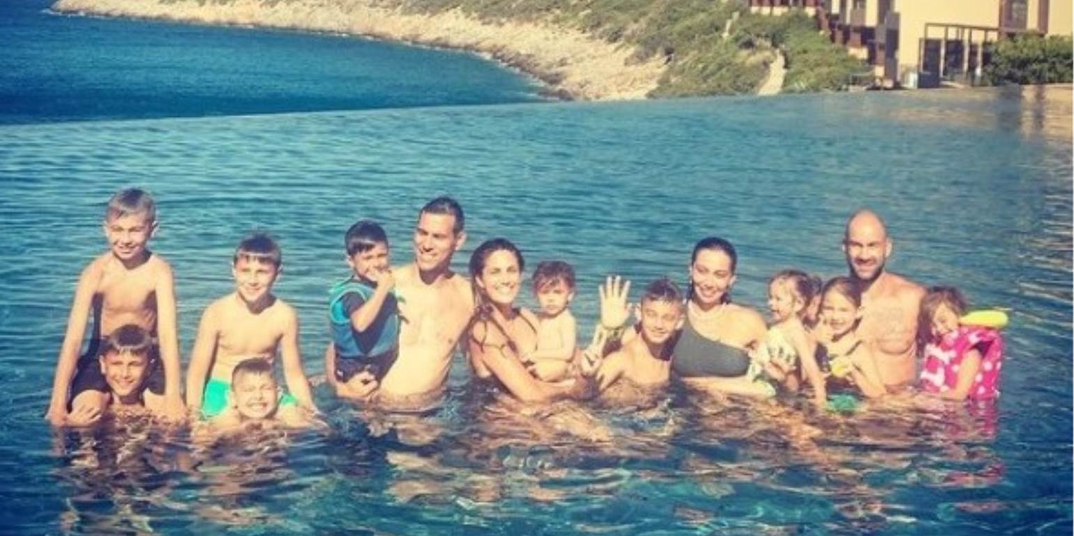 Ολυμπία Χοψονίδου: «Μια εικόνα χίλια παιδιά...» - Κοινές διακοπές για τις οικογένειες Σπανούλη και Ζήση με 10 παιδιά!