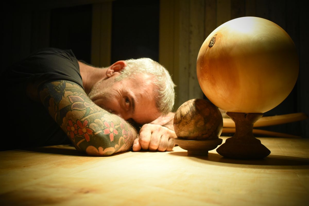 Στέλιος Ρόκκος: εκθέτει τις δημιουργίες του από ξύλο σε γκαλερί στη Μύκονο