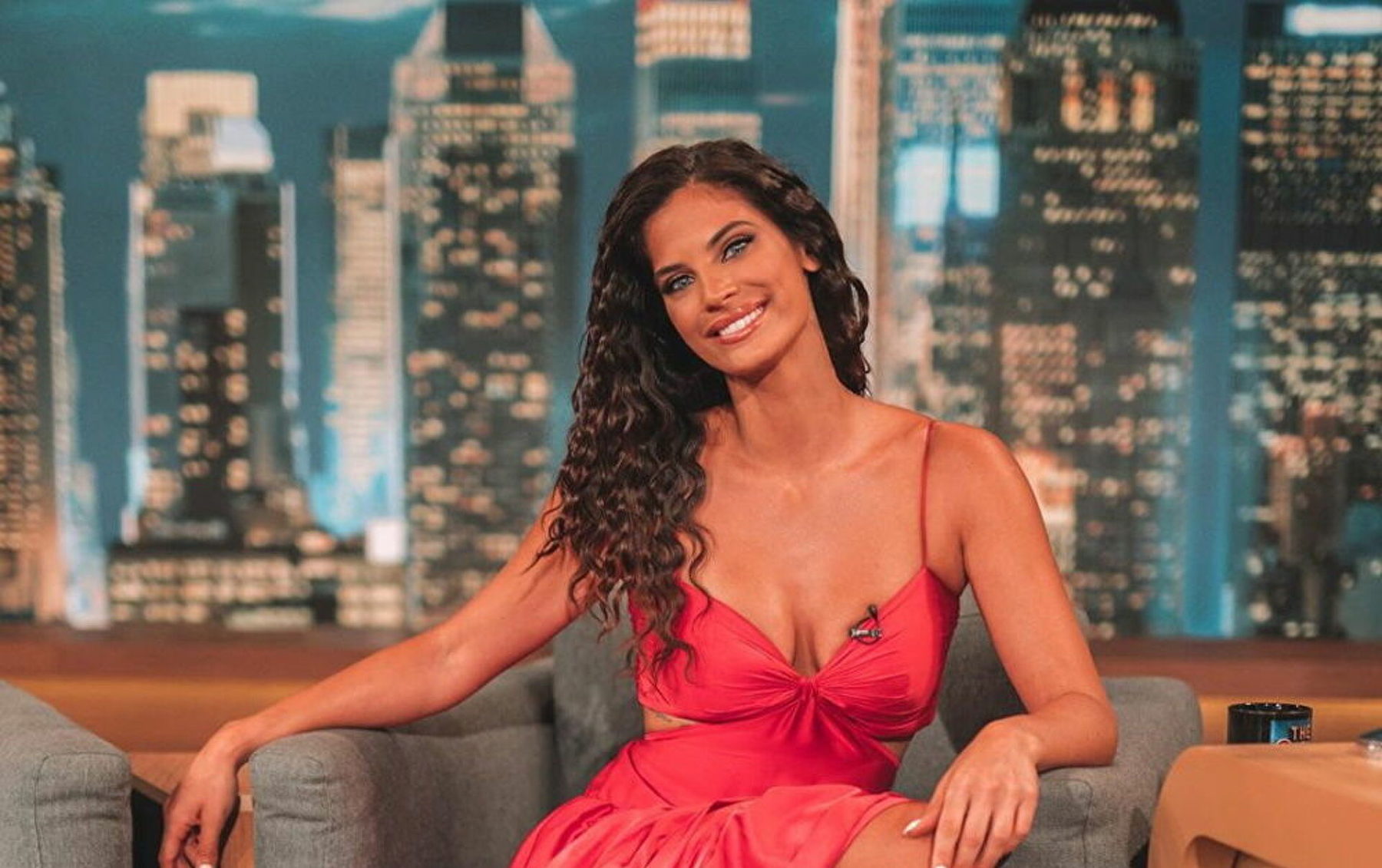 Χριστίνα Μπόμπα: Βόλτα στο Κολωνάκι με στενό, μίνι φόρεμα για την εγκυμονούσα [φωτογραφίες]