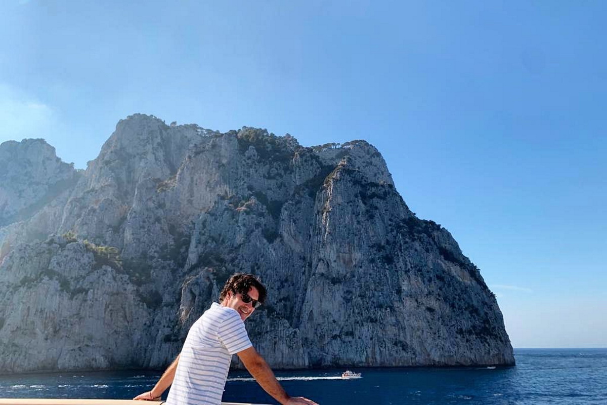 Χριστόφορος Παπακαλιάτης: η τρυφερή φωτογραφία της γιαγιάς του που διαβάζει στους Παξούς