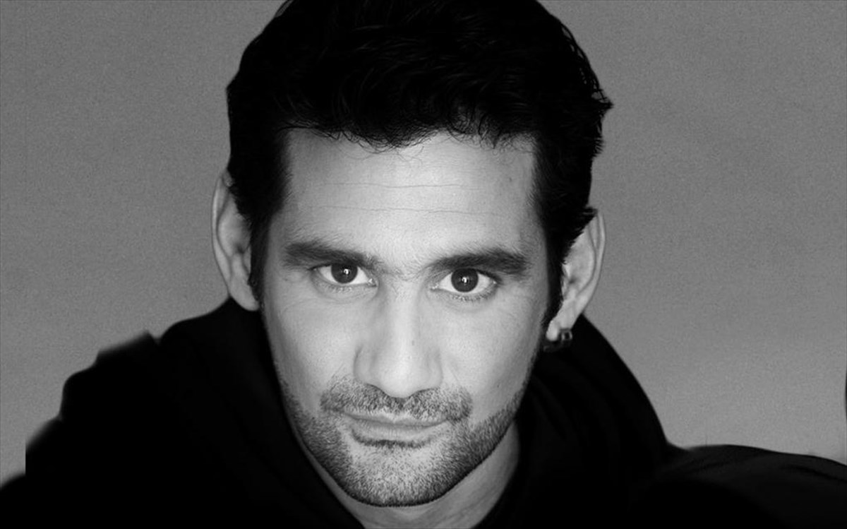 Άγριες μέλισσες: ο Οδυσσέας Παπασπηλιόπουλος στα γυρίσματα του τρίτου κύκλου (βίντεο)