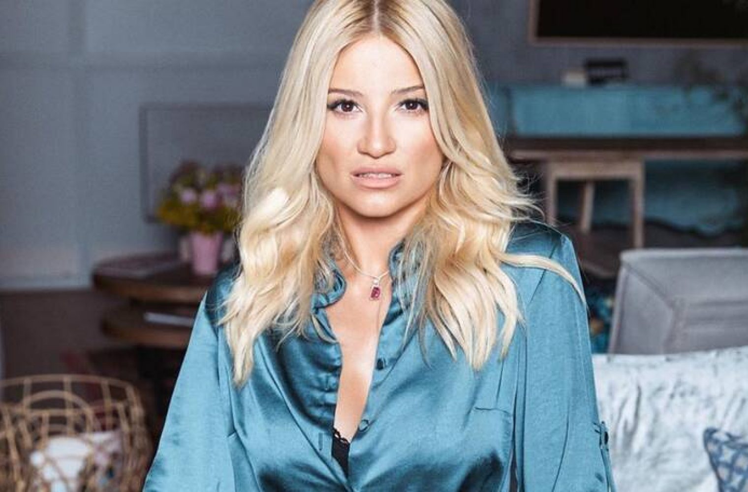 Φαίη Σκορδά: So.. sexy! Με «καυτό» μαύρο φόρεμα και ψηλοτάκουνα πέδιλα [φωτογραφία]