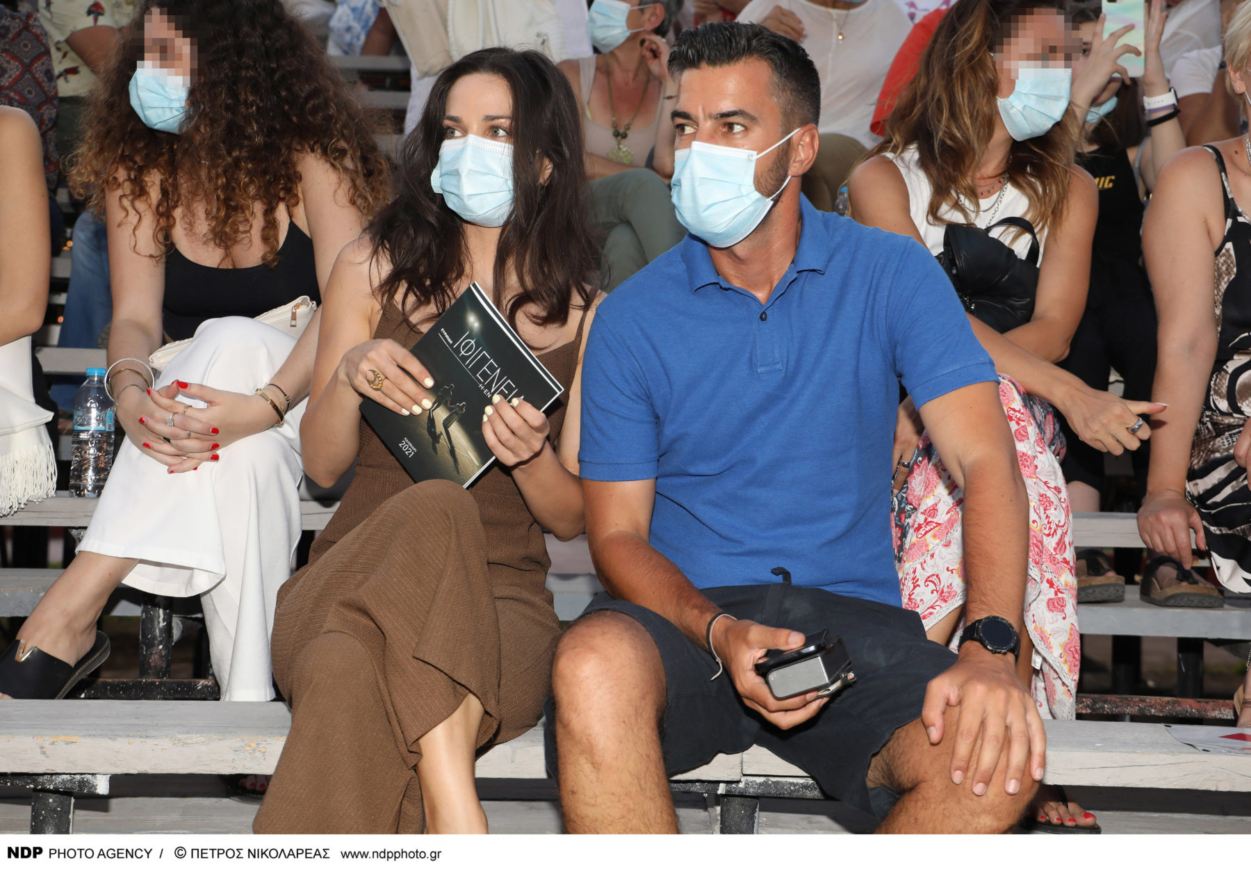 Γιάννης Τσιμιτσέλης – Κατερίνα Γερονικολού: Απόλαυσαν την Χάρις Αλεξίου στο θέατρο Βράχων [φωτογραφίες]