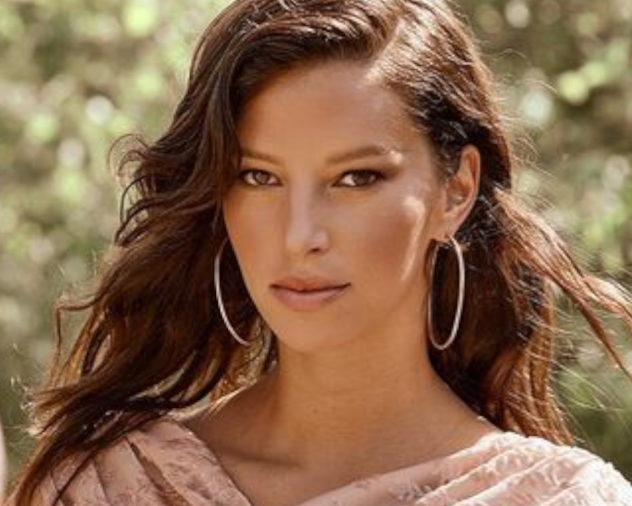 Χαρά Παππά: «Κολάζει» η πρώην παίκτρια του GNMT - Ποζάρει ξαπλωμένη σε φουσκωτό με «καυτό» μπικίνι