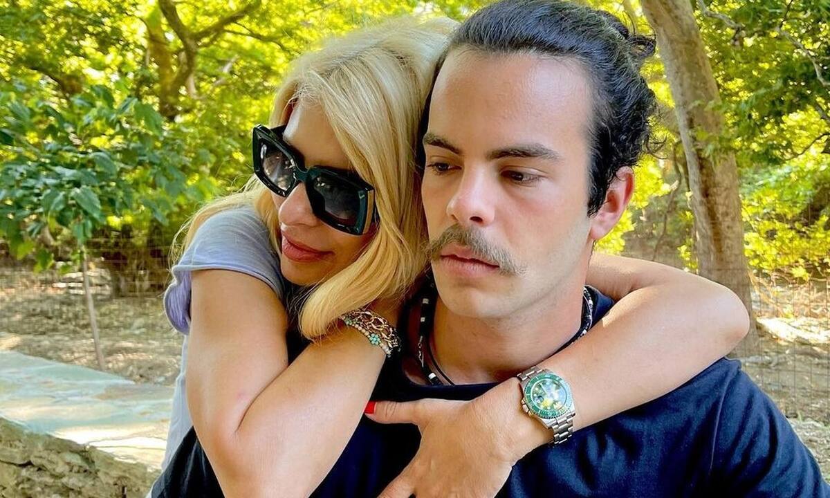 Άγγελος Λάτσιος: Ο γιος της Ελένης Μενεγάκη ποζάρει με ανανεωμένο look στην Άνδρο [φωτογραφία]
