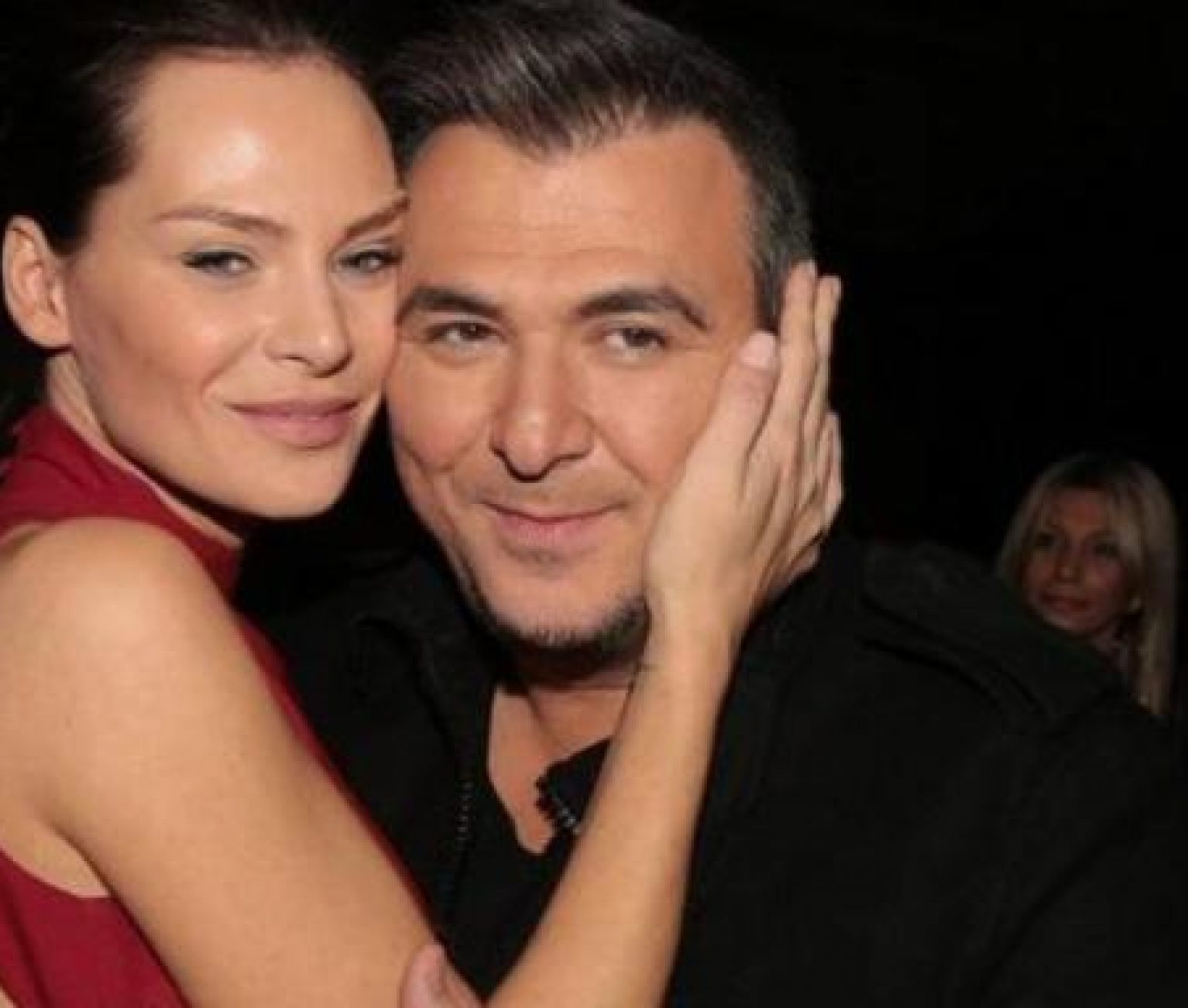 Αντώνης Ρέμος - Υβόννη Μπόσνιακ: Πιο ερωτευμένοι από ποτέ στο νησί των ανεμών [φωτογραφίες]