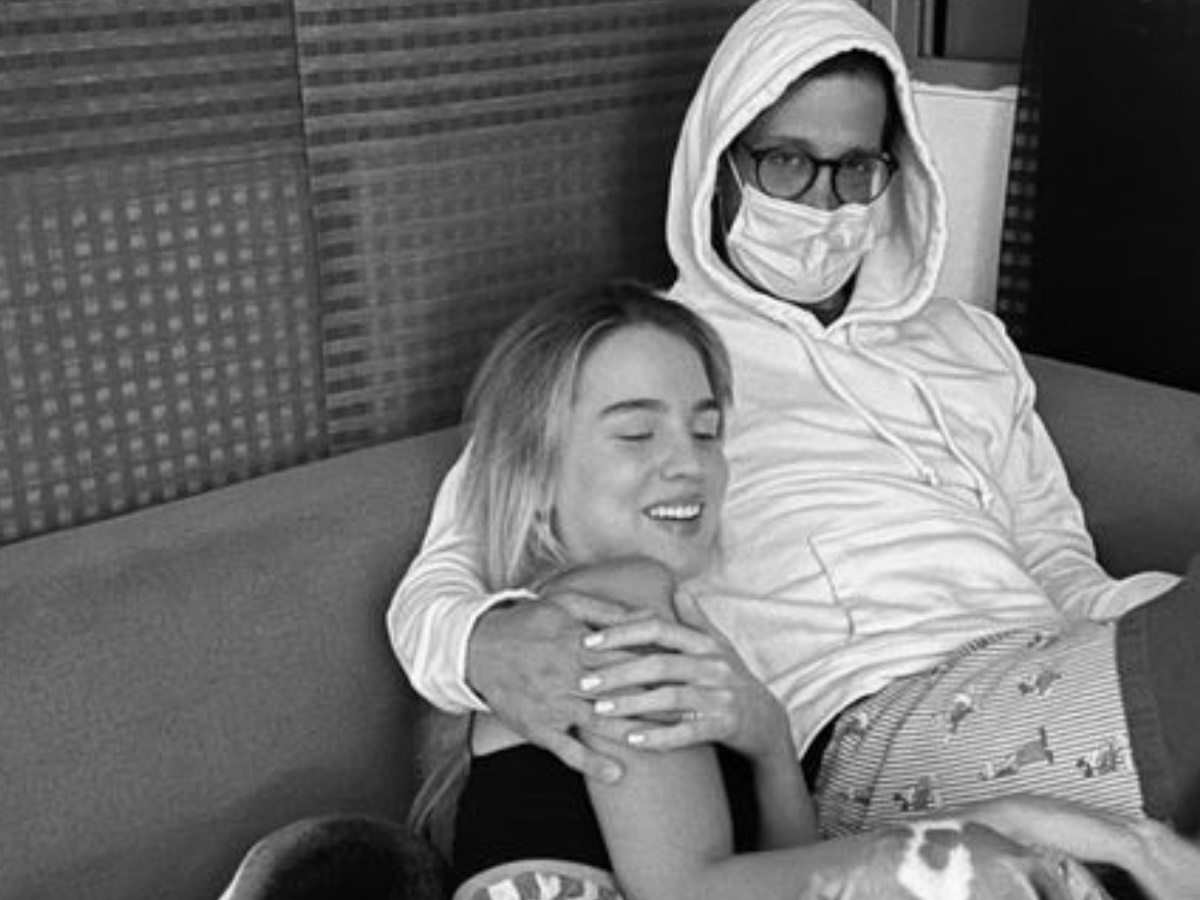 Ο Ηλίας Μπόγδανος είναι σπίτι με κορονοϊό και η σύντροφός του έσπασε την καραντίνα και πήγε σε πάρτι