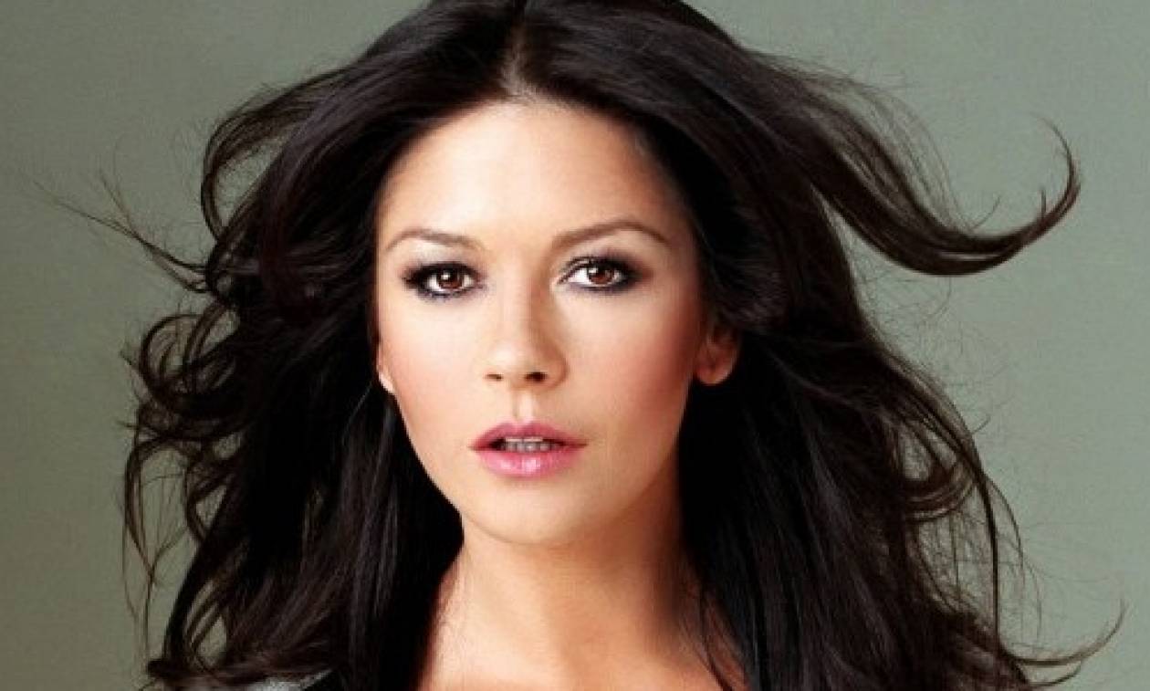 Κάθριν Ζέτα Τζόουνς: το μυστικό για το αψεγάδιαστο κορμί στα 51 της! Δείτε τη να κάνει γιόγκα σε σκάφος και να μας αφήνει με το στόμα ανοικτό (βίντεο)