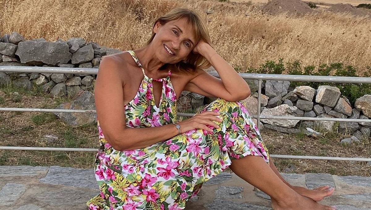 Μάρα Ζαχαρέα: Γυναικάρα στα 56 της - Ποζάρει με μπικίνι στην άμμο