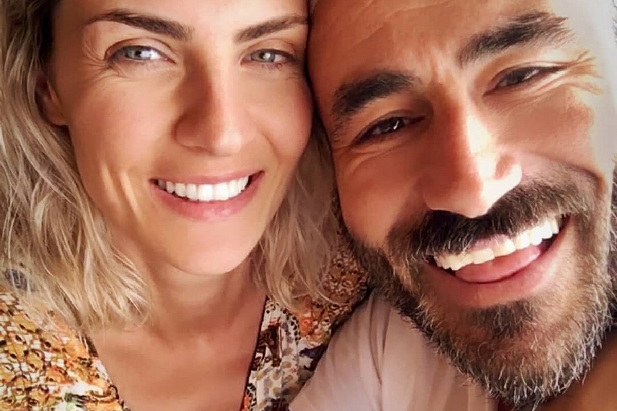 Γιώργος Μαυρίδης - Κρίστη Καθάργια: πρόταση γάμου στην παραλία με συνεργούς τη Μόλι και την Τσίχλα