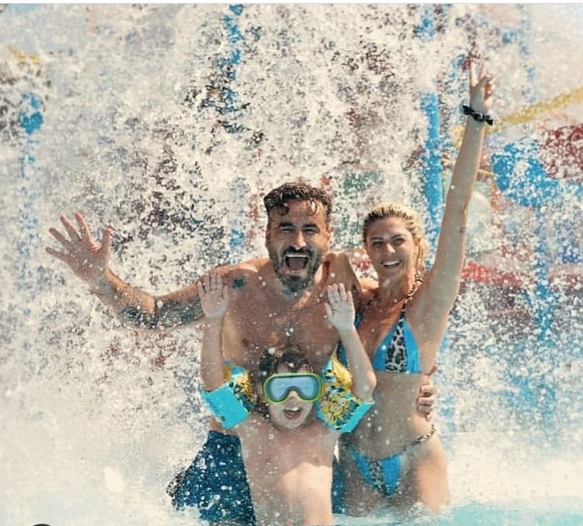 Γιώργος Μαυρίδης - Κρίστη Καθάργια: δροσίζονται στον καύσωνα παρέα με την Μόλι και την Τσίχλα