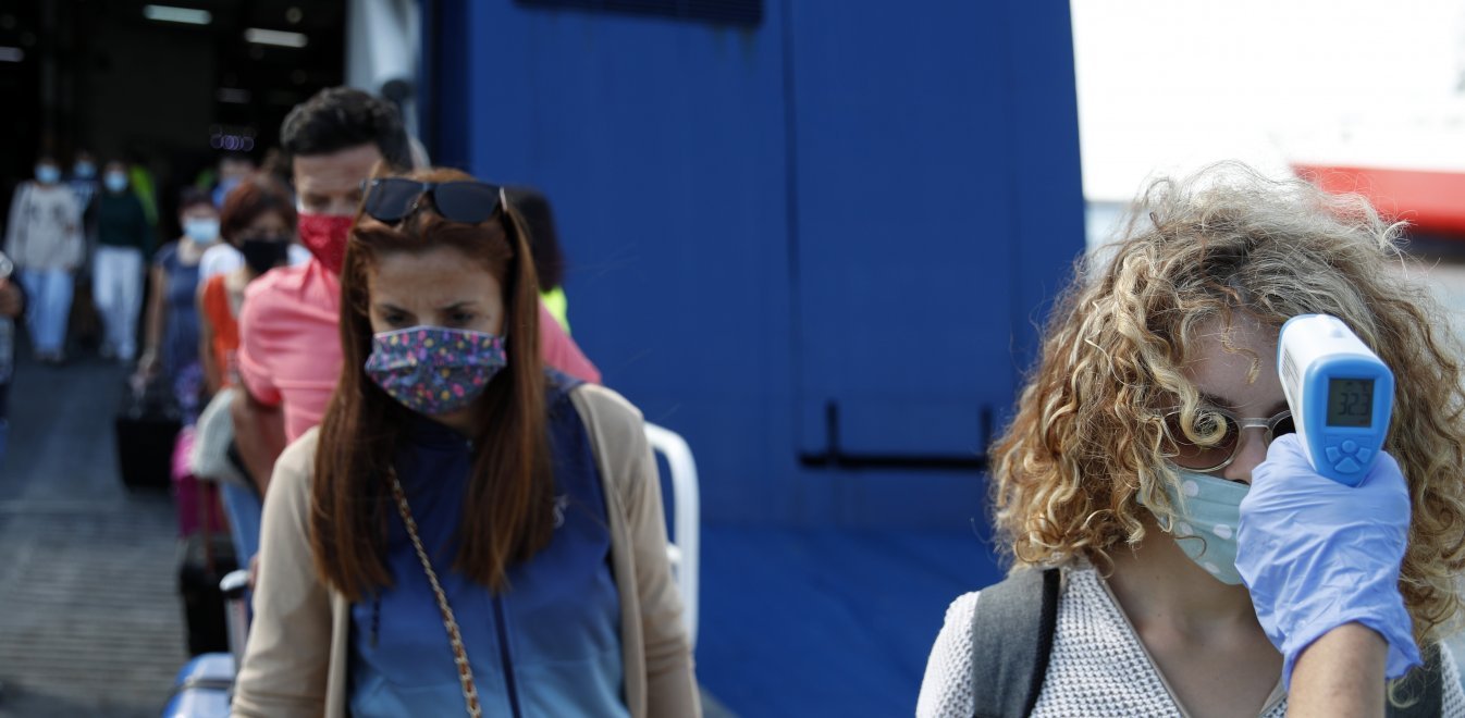 Οι νέοι μεταφέρουν τη λοίμωξη από τα νησιά – Ποιες περιοχές μπαίνουν σε αυξημένη επιτήρηση