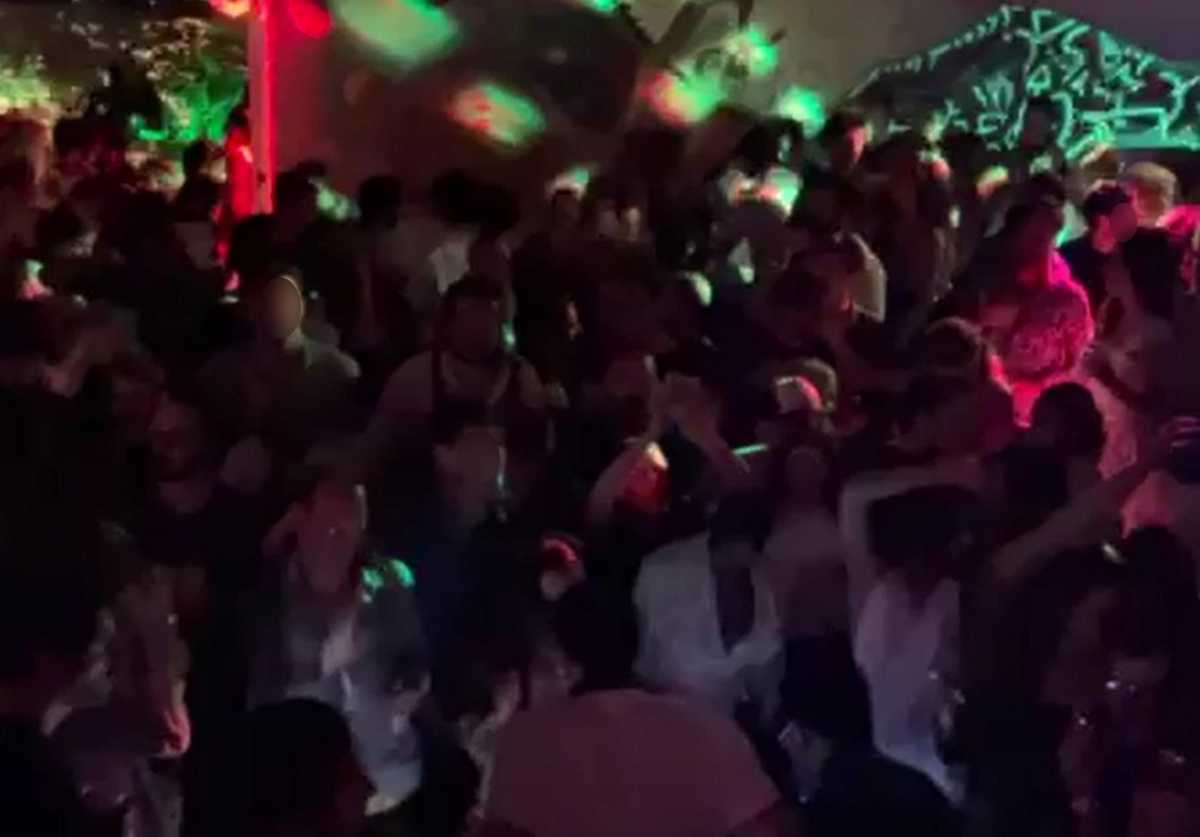 Το πάρτι δεν σταματά στη Μύκονο: Χαμός στα σοκάκια, ανεβαίνουν ακόμα και σε μπαλκόνια – Αντιδρούν οι επιχειρηματίες