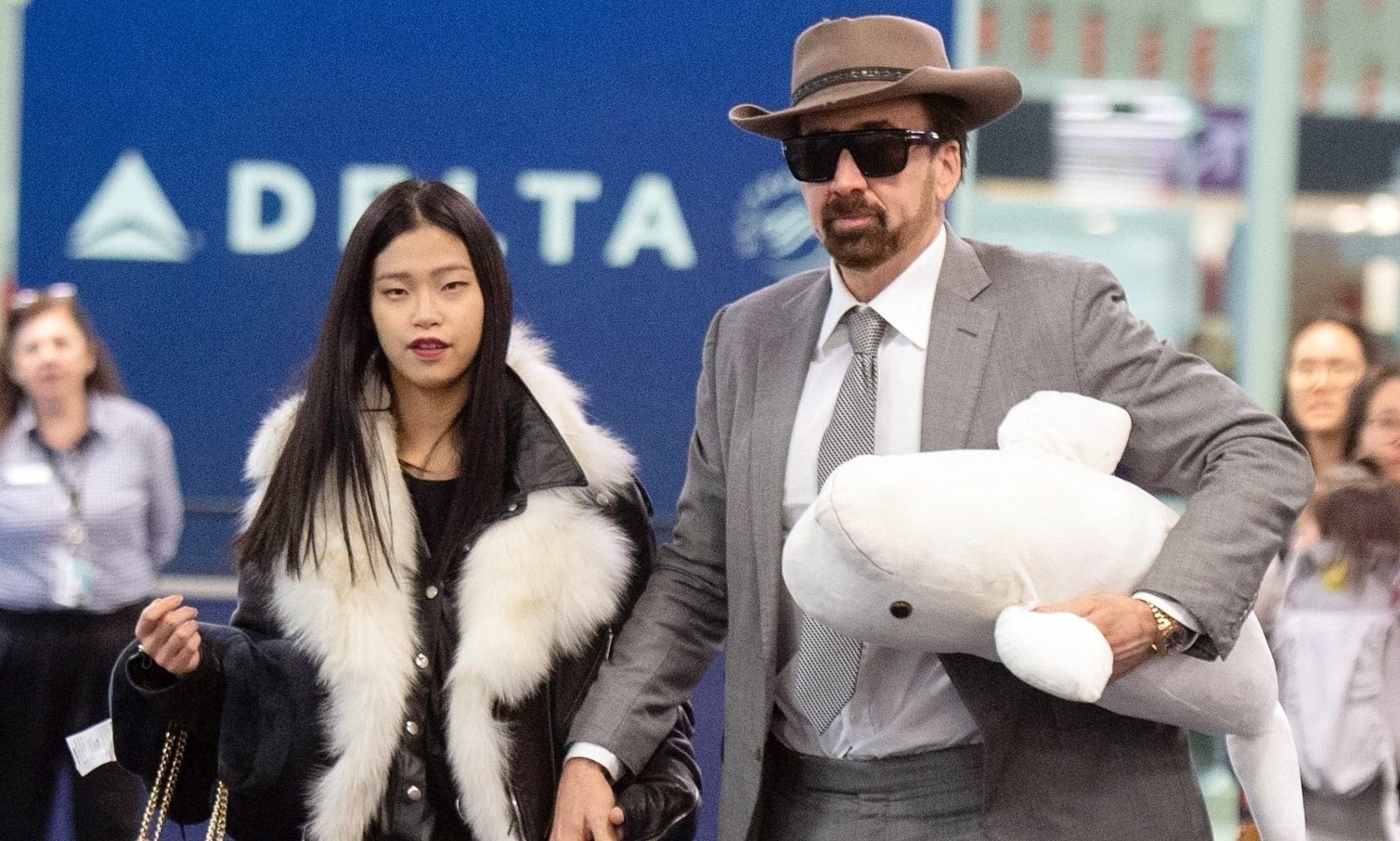 Νίκολας Κέιτζ: Η πρώτη κοινή του εμφάνιση με την 31 χρόνια νεότερη σύζυγό του στο κόκκινο χαλί [φωτογραφίες]