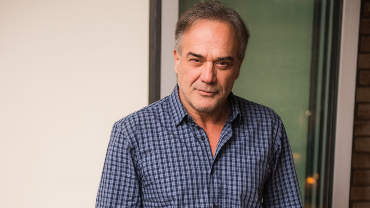 Παύλος Ευαγγελόπουλος: Ο ζεν πρεμιέ του 80 εντυπωσιάζει την Πάρο με το κορμί του