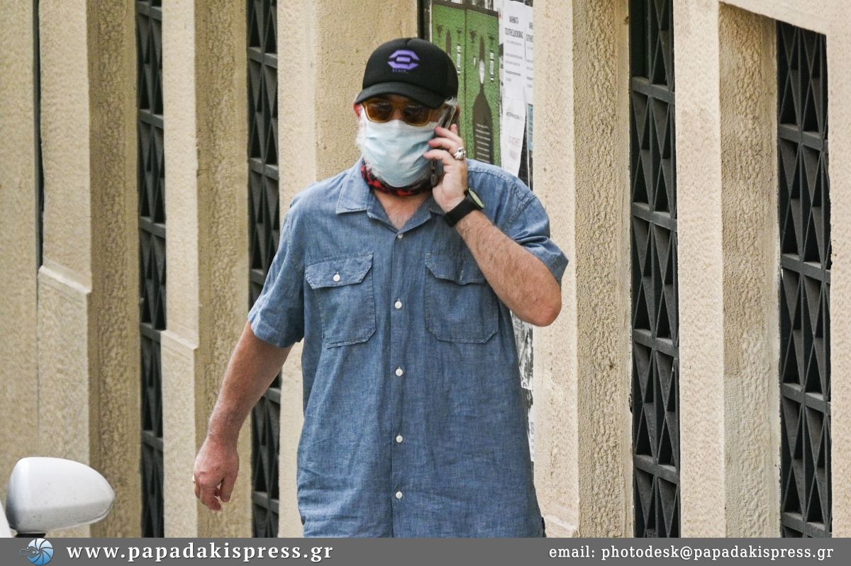 Πέτρος Φιλιππίδης: η πρώτη έξοδος μετά τις καταγγελίες - Αγνώριστος με καπέλο, μάσκα και φουλάρι
