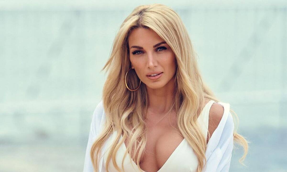 Κωνσταντίνα Σπυροπούλου: δίνει ρεσιτάλ στο νέο τρέιλερ του Κάτι Ξαναψήνεται! Δείτε το βίντεο και θα καταλάβετε