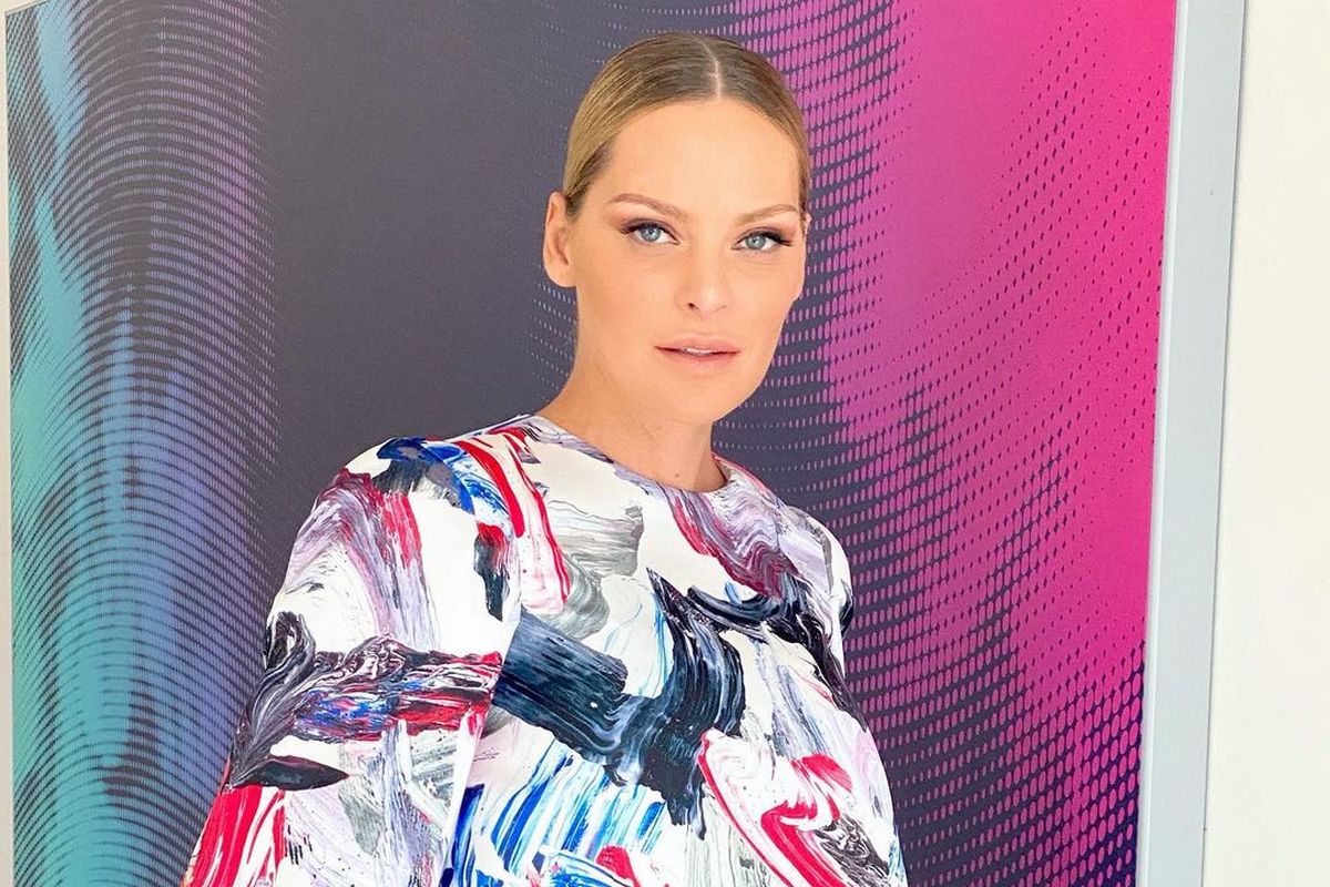 Υβόννη Μπόσνιακ: Δημοσίευσε φωτογραφία με μαγιό και οι παρουσιάστριες αποθέωσαν το κορμί της