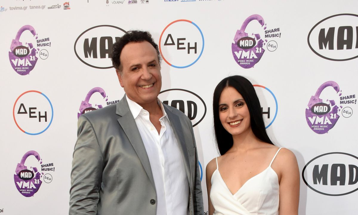 Χάρης Ρώμας - Έφη Ρασσιά: στη Μάνη για τον γάμο του Νίκου Ρασσιά