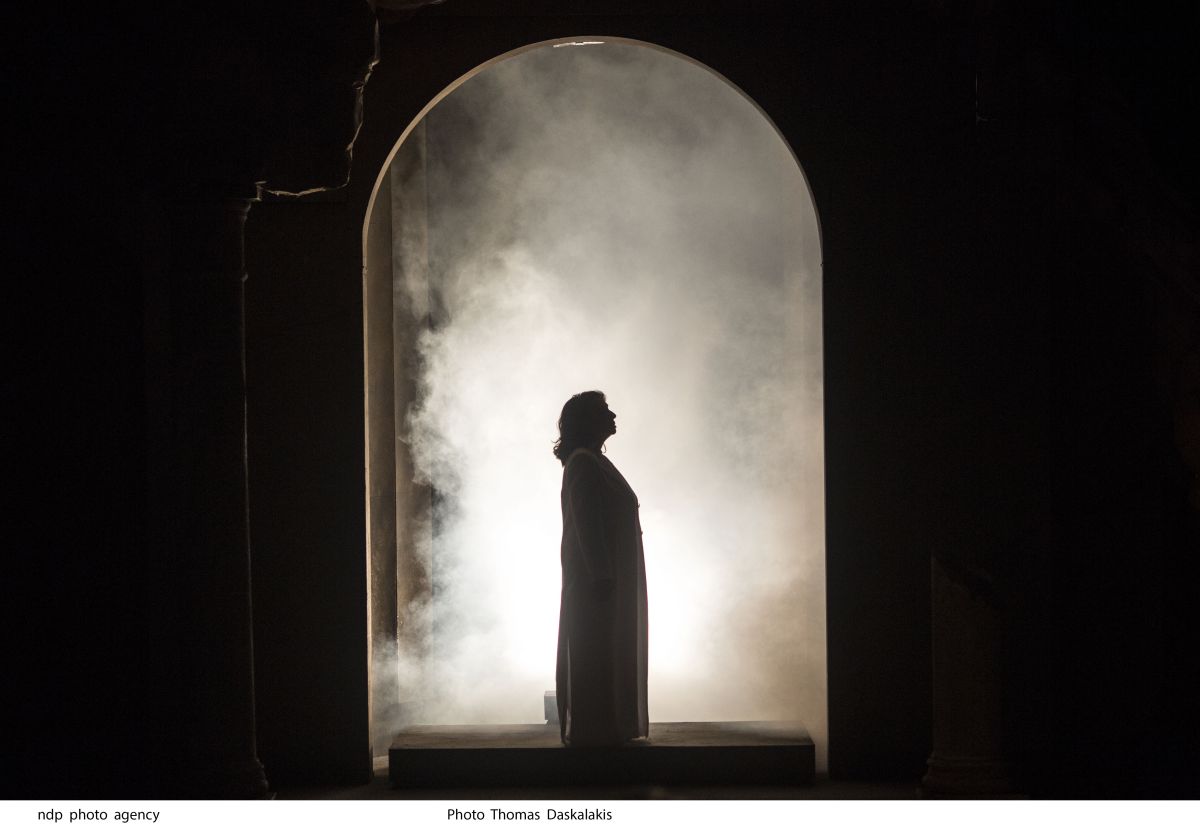 Χάρις Αλεξίου: «Έχω χάσει γονείς, φίλους, έχω πενθήσει. Θα σκάσω τώρα για τη φωνή μου που δεν μπορεί να τραγουδήσει;»