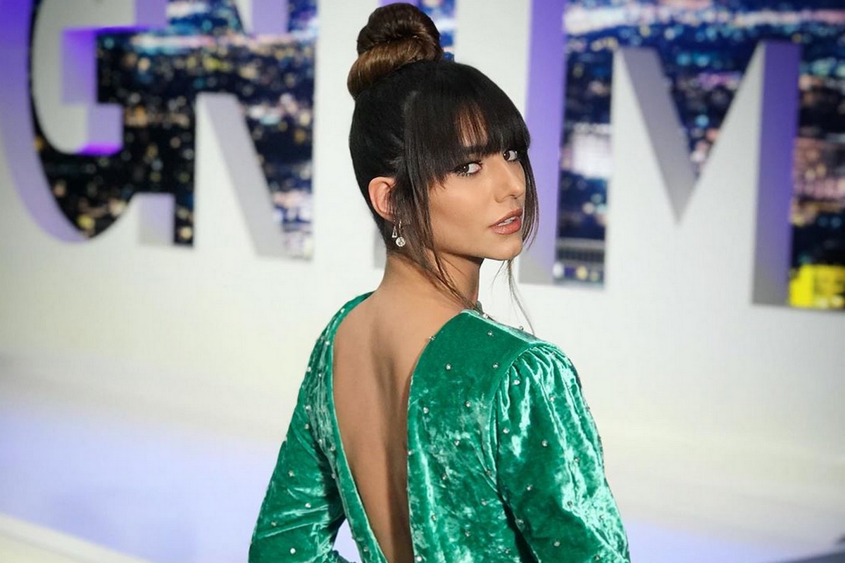 Η Ηλιάνα Παπαγεωργίου ποζάρει χαμογελαστή στο φακό φορώντας το σέξι φόρεμά της [φωτογραφία]