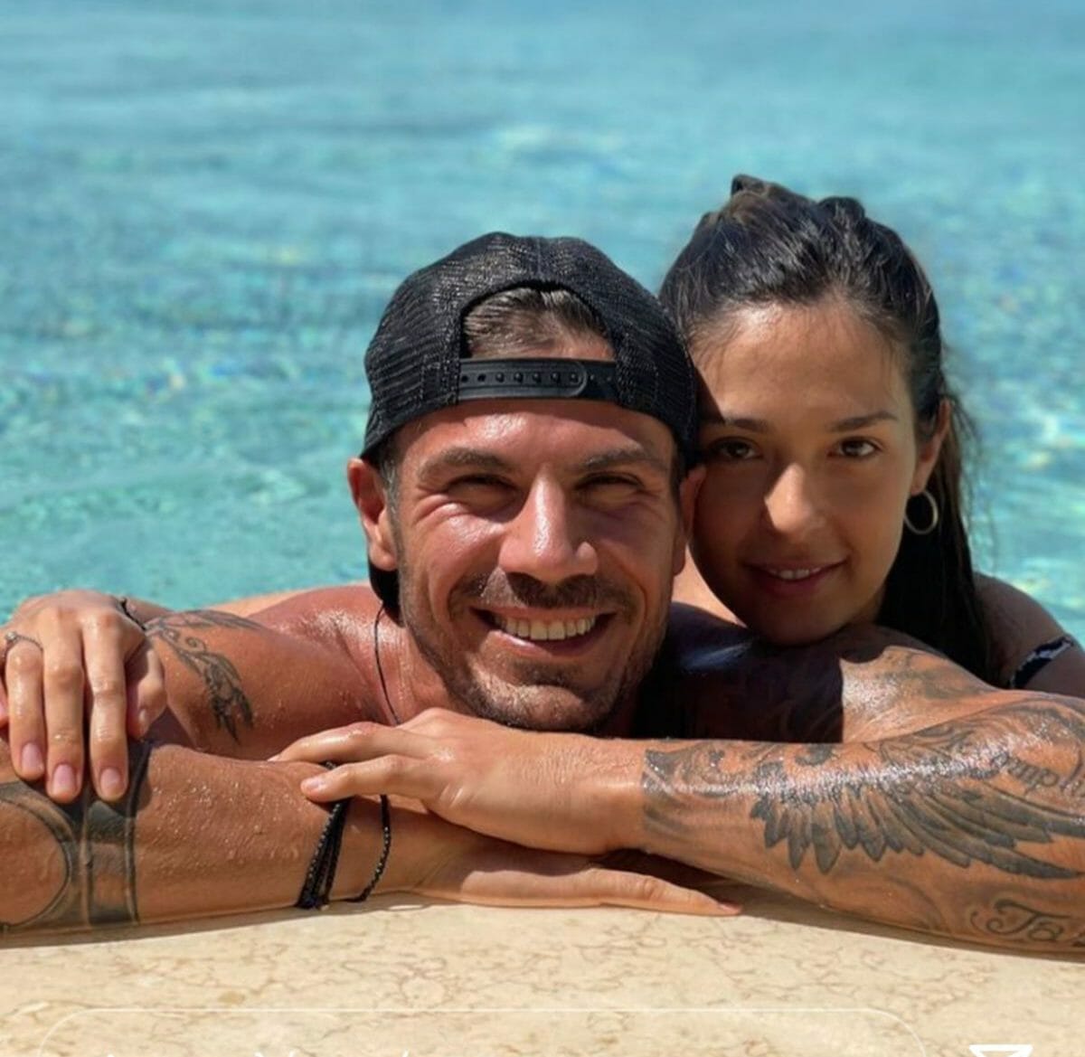 Άκης Πετρετζίκης: βόλτα με την Κωνσταντίνα Παπαμιχαήλ με φουσκωμένη κοιλίτσα και τον γιο τους