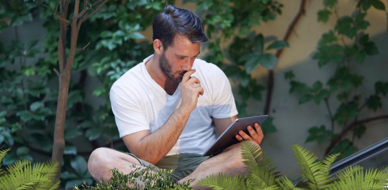 Αντίνοος Αλμπάνης: «Όταν με βλέπετε με αυτό το γάντι, προσπαθώ να προστατεύσω ένα χέρι που πονάει»