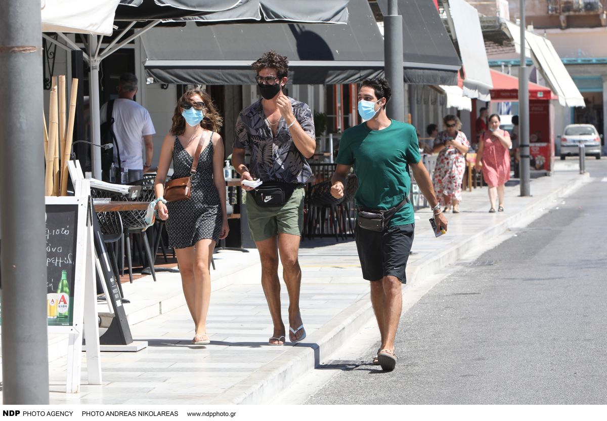 Άγριες Μέλισσες: ο Δημήτρης Γκοτσόπουλος, ο Νίκος Λεκάκης και η Βίκυ Διαμαντοπούλου μετά το γάμο της Δρόσως παρέμειναν για διακοπές στη Σύρο