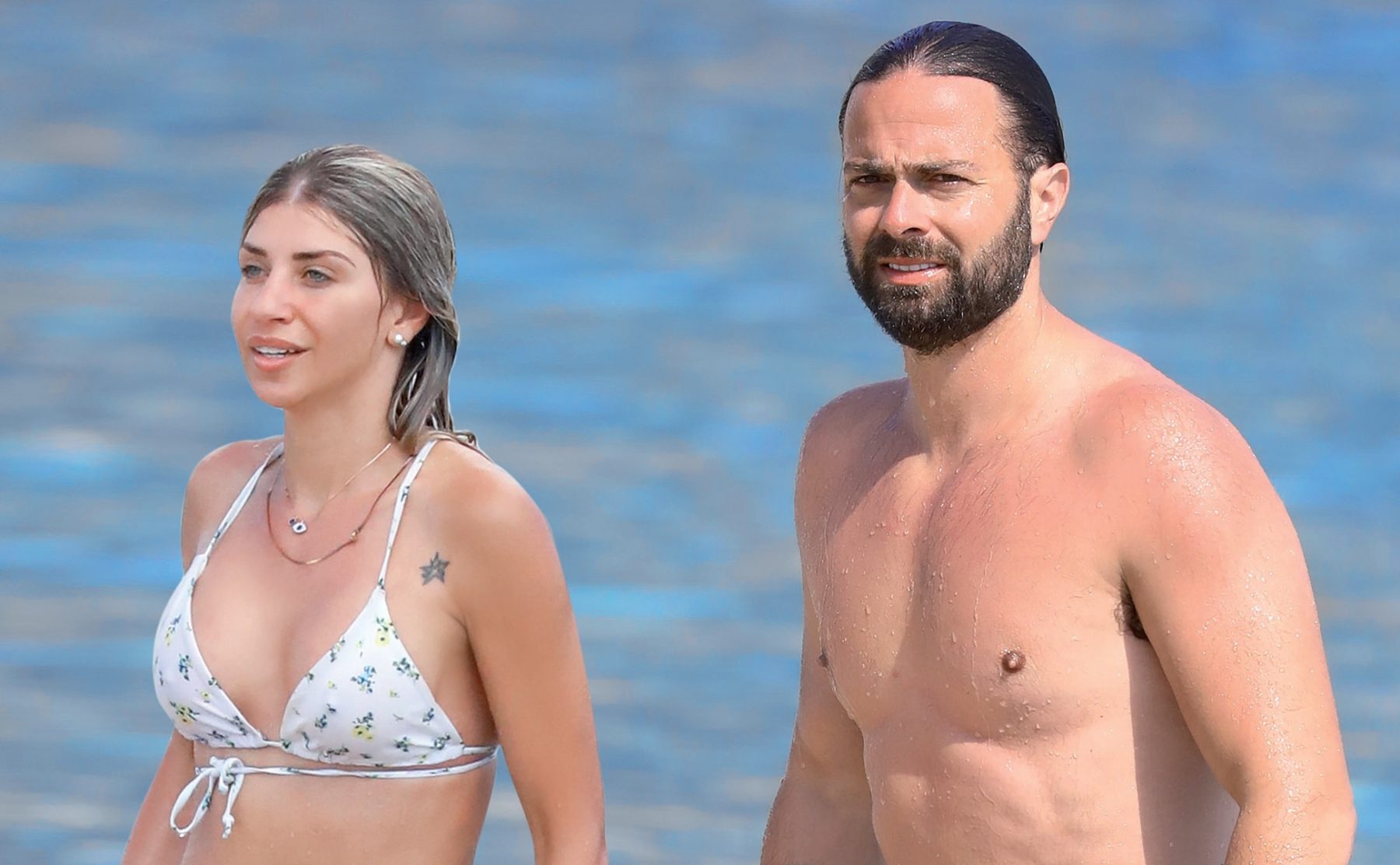 Ηλίας Βρεττός: Το καλοκαίρι συνεχίζεται για τον τραγουδιστή - Στη Νάξο με την καλλονή σύντροφό του [φωτογραφίες]