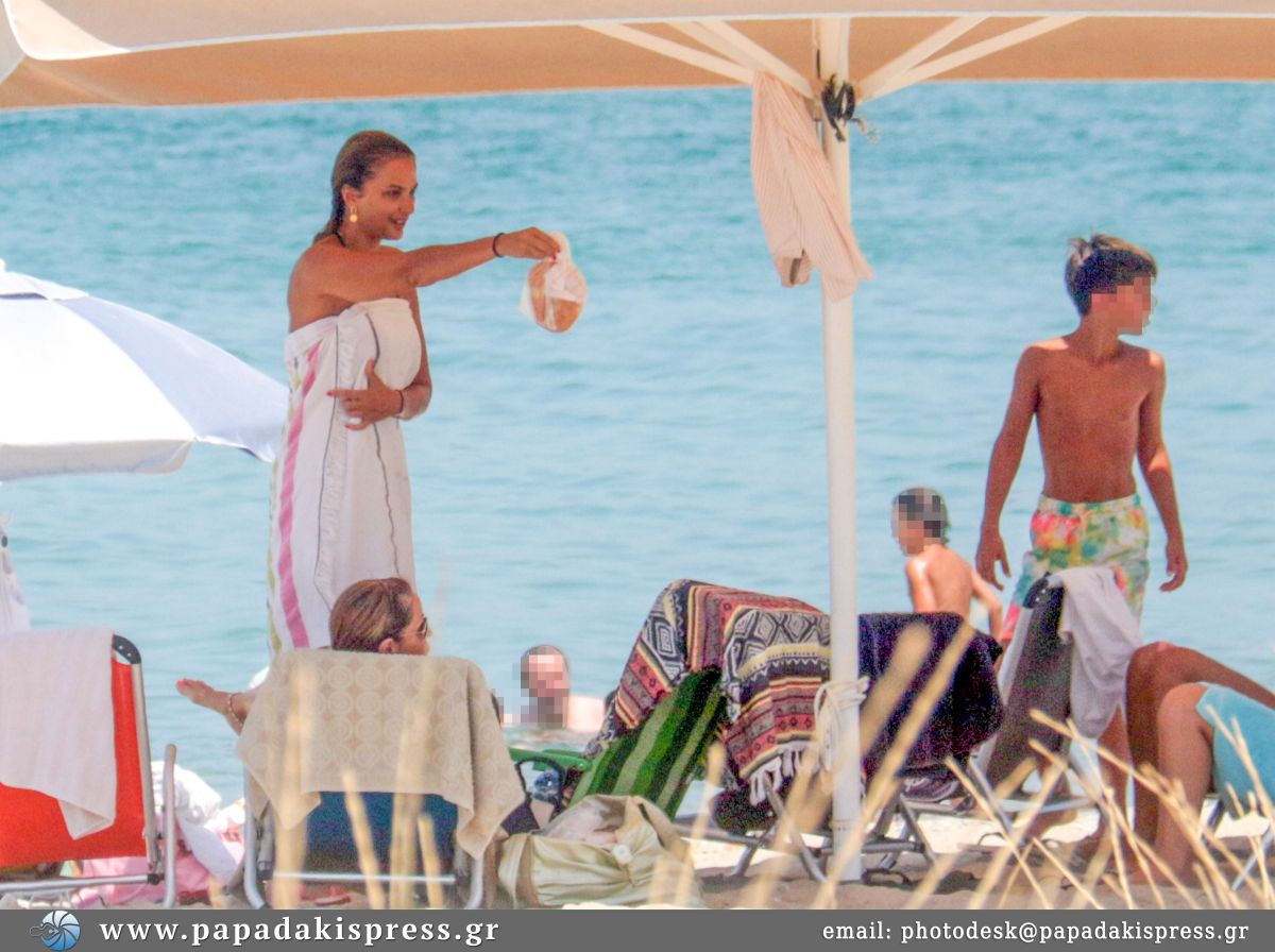 Αλέκα Καμηλά: μία γοργόνα στη Χαλκιδική! Δείτε την παρουσιάστρια με το μπικίνι της και θα πάθετε πλάκα (φωτογραφίες)