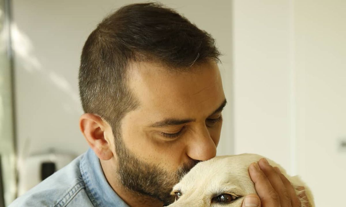 Λεωνίδας Κουτσόπουλος: ο θείος και τα σκυλιά του προσφέρουν στα πυρόπληκτα ζώα