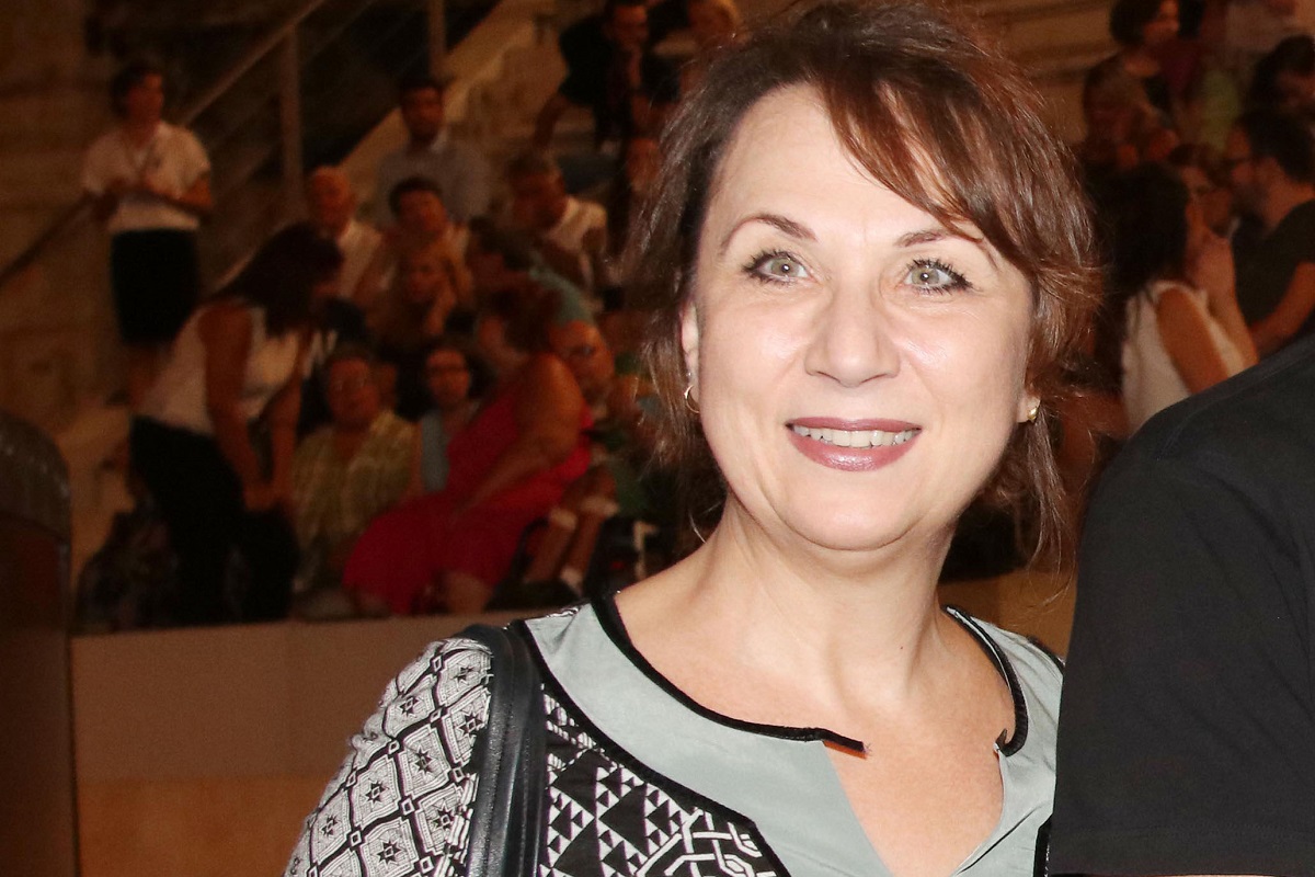 Μαίρη Σταυρακέλη: «Κοιτάω τη μικρή βαλιτσούλα με είδη πρώτης ανάγκης που έφτιαξα όταν καιγόταν ο Άγιος Στέφανος…»