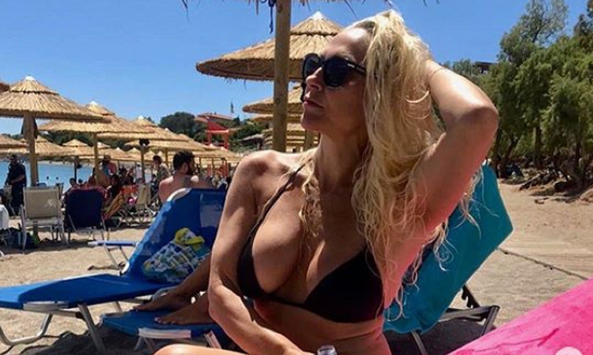 Μιρέλα Μανιάνι: ποζάρει με κόκκινο μπικίνι και προκαλεί σεισμό στα social media! Παραμένει μία κούκλα