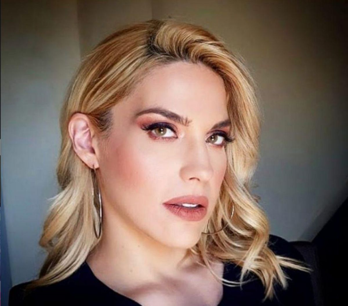 Μαντώ Γαστεράτου: «Ματωμένο φεγγάρι, δηλητήριο αέρας... Αυτός είναι ο κόσμος που σε έφερα, του λες... συγγνώμη»