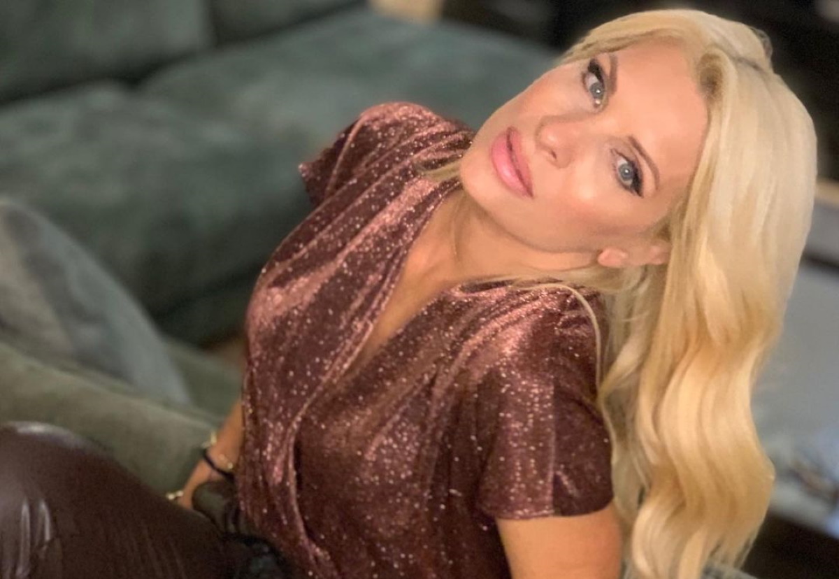 Ελένη Μενεγάκη: γύρισε από την Άνδρο και έπιασε δουλειά! Έκανε το τραπέζι στους συνεργάτες της