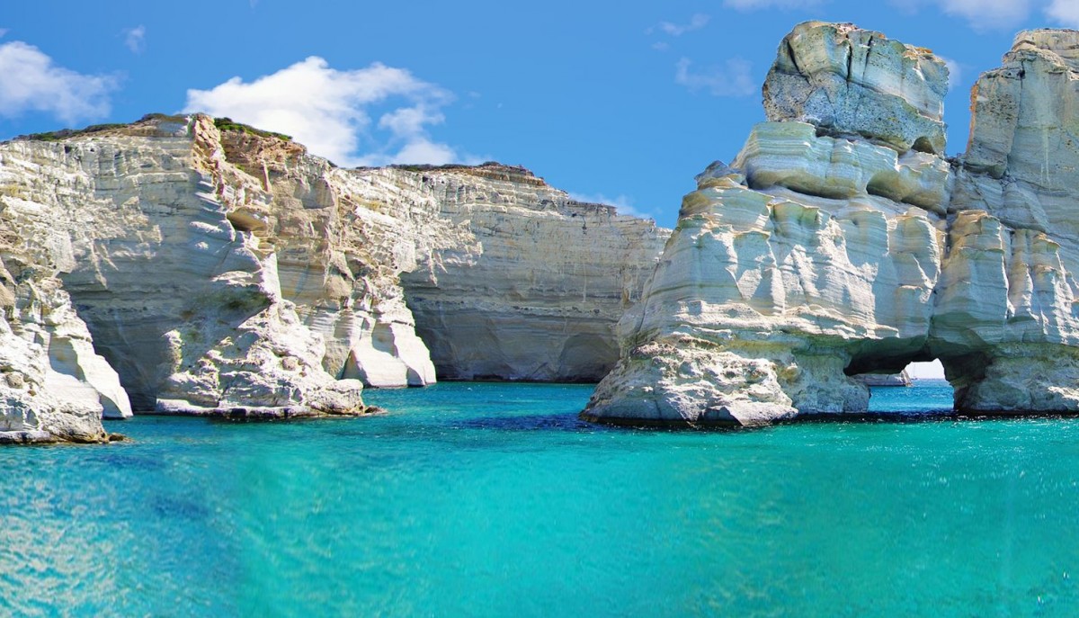 Louis Vuitton: στη Μήλο η νέα φωτογράφηση του Οίκου για τα ταξιδιωτικά είδη του