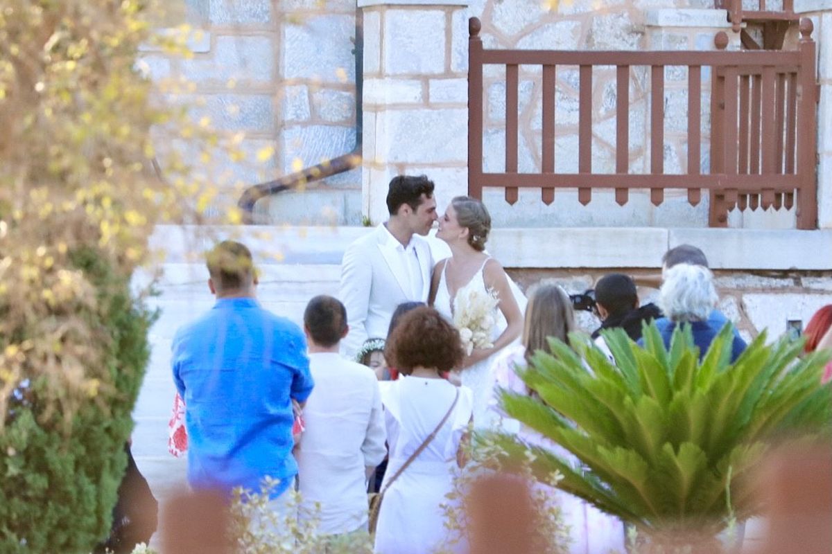 Δανάη Μιχαλάκη - Γιώργος Παπαγεωργίου: οι πρώτες φωτογραφίες και βίντεο από τον γάμο τους στη Σύρο