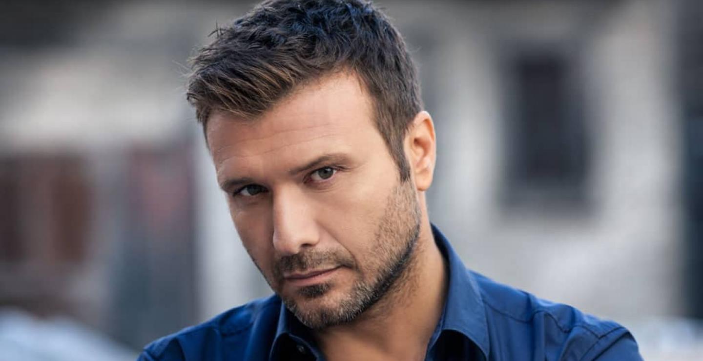 Γιάννης Πλούταρχος: Η φωτογραφία με τις τρεις κούκλες κόρες του