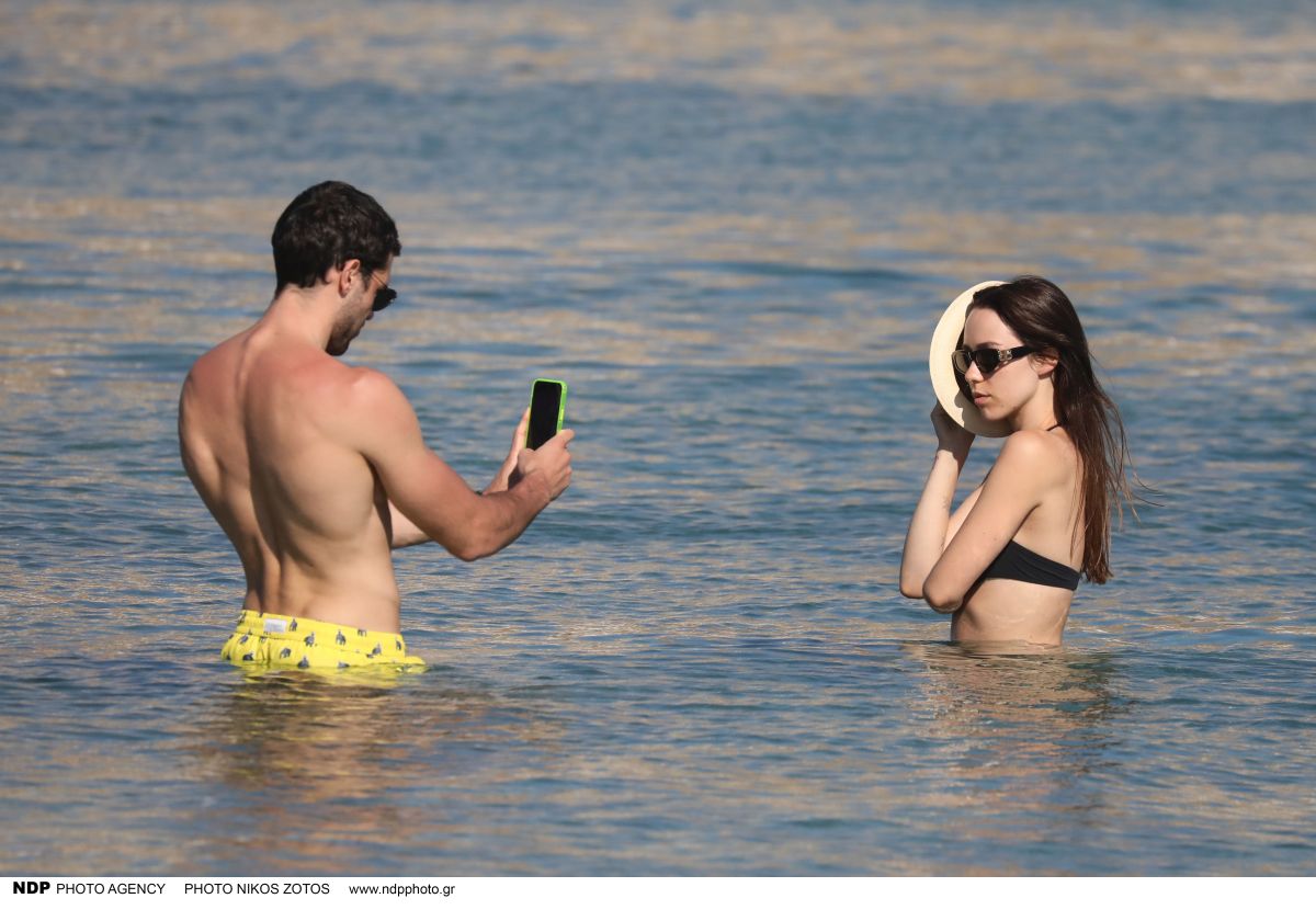 Ορόρα Ροματσότι: η κούκλα κόρη του Έρος προκάλεσε φουρτούνα στη Μύκονο με το μικροσκοπικό μπικίνι της (φωτογραφίες)