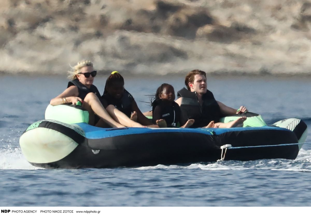 Σαρλίζ Θερόν: με μικροσκοπικό μαύρο μπικίνι στην Πάρο! Άστραψαν τα φλας για τη σταρ του Χόλιγουντ (φωτογραφίες)