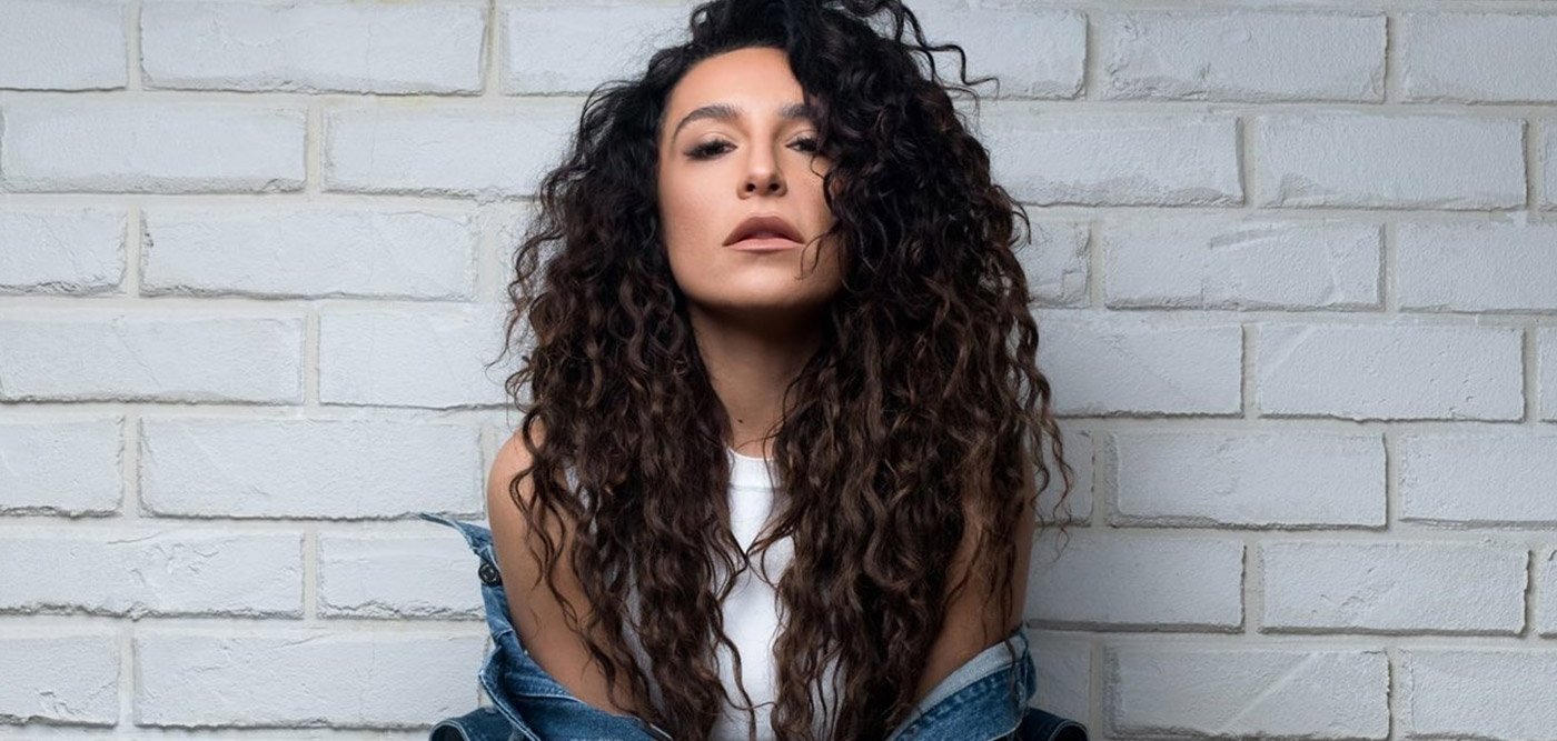 Η Γιάννα Τερζή ποζάρει με το μπικίνι της στην αμμουδιά