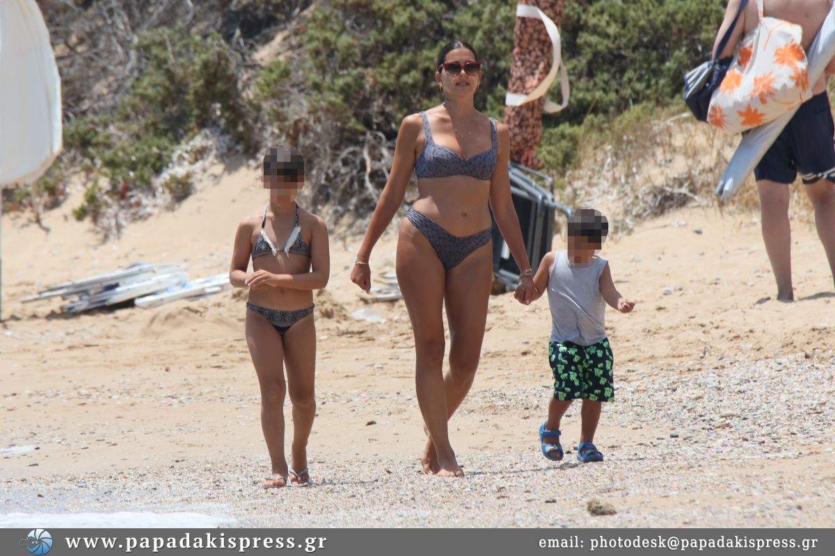 Σταματίνα Τσιμτσιλή: τελευταίες βουτιές με τα παιδιά της στην Πάρο προτού βρεθεί πάλι στο πλατό (φωτογραφίες)