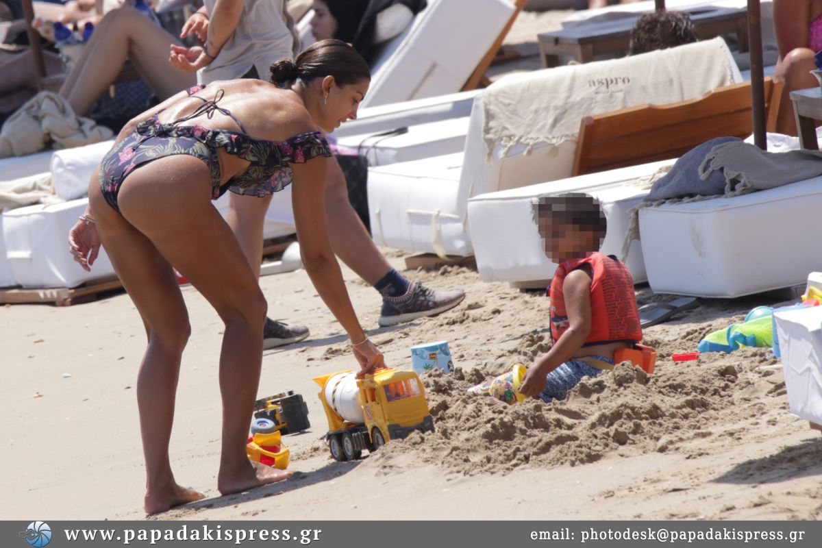 Σταματίνα Τσιμτσιλή: παιχνίδια με τον γιο της σε παραλία της Πάρου! Πιο ανανεωμένη και όμορφη από ποτέ η παρουσιάστρια (φωτογραφίες)