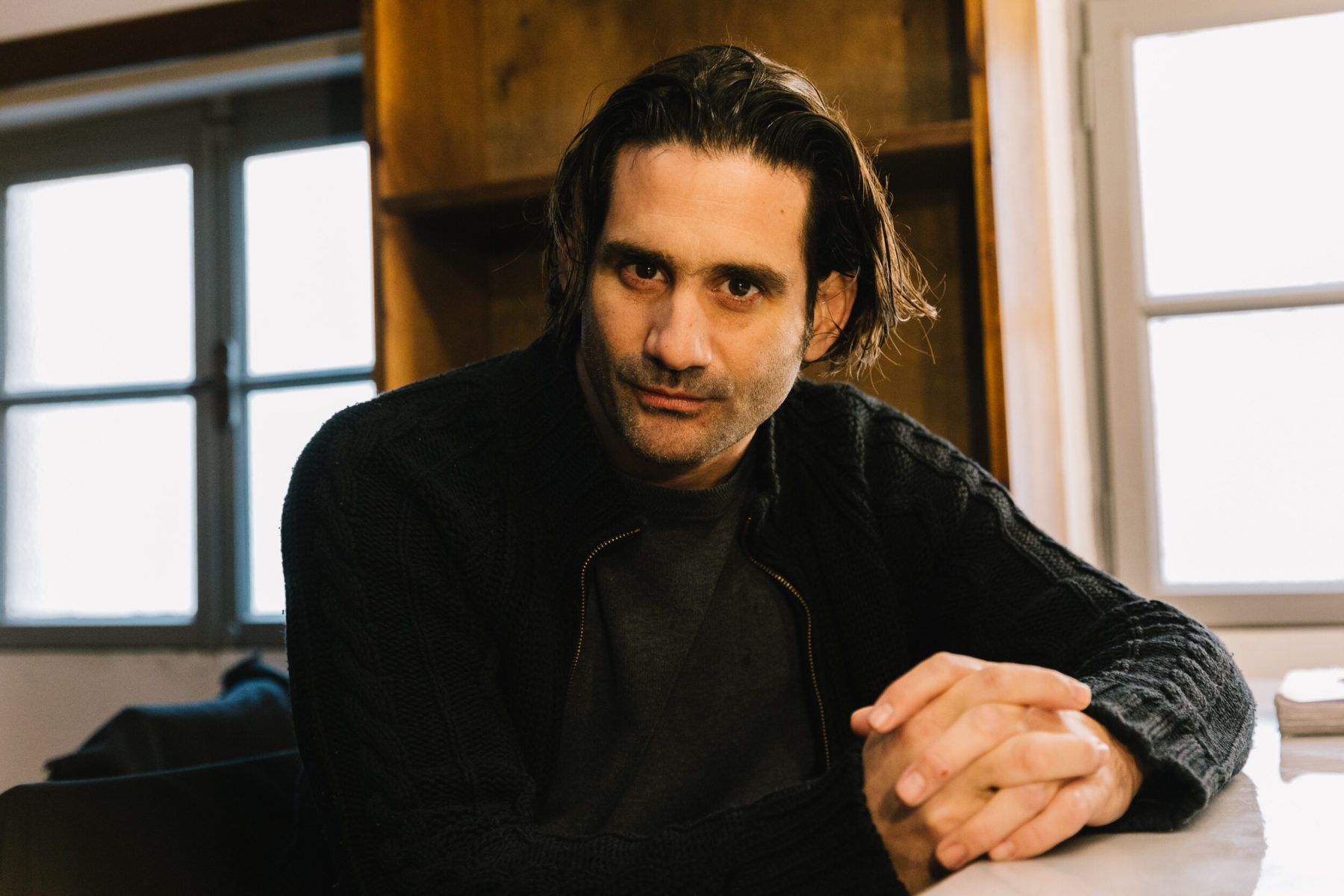 Οδυσσέας Παπασπηλιώπουλος: «Ο ρόλος μου στις Άγριες Μέλισσες έχει κρυφές πτυχές»