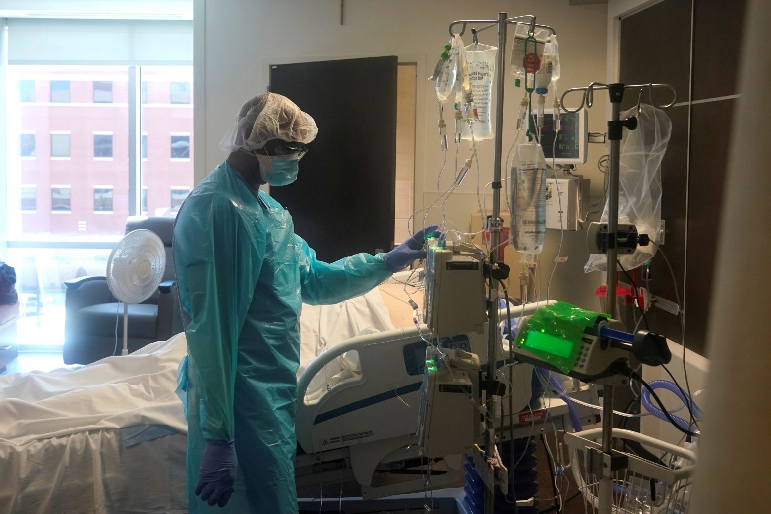 Κορoνοϊός: επικίνδυνες διαστάσεις παίρνει το «κίνημα» των αρνητών της διασωλήνωσης