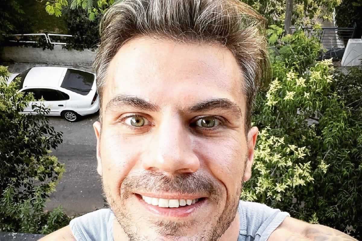 Άκης Πετρετζίκης: επέστρεψε στη δουλειά με τον γιο του για βοηθό!