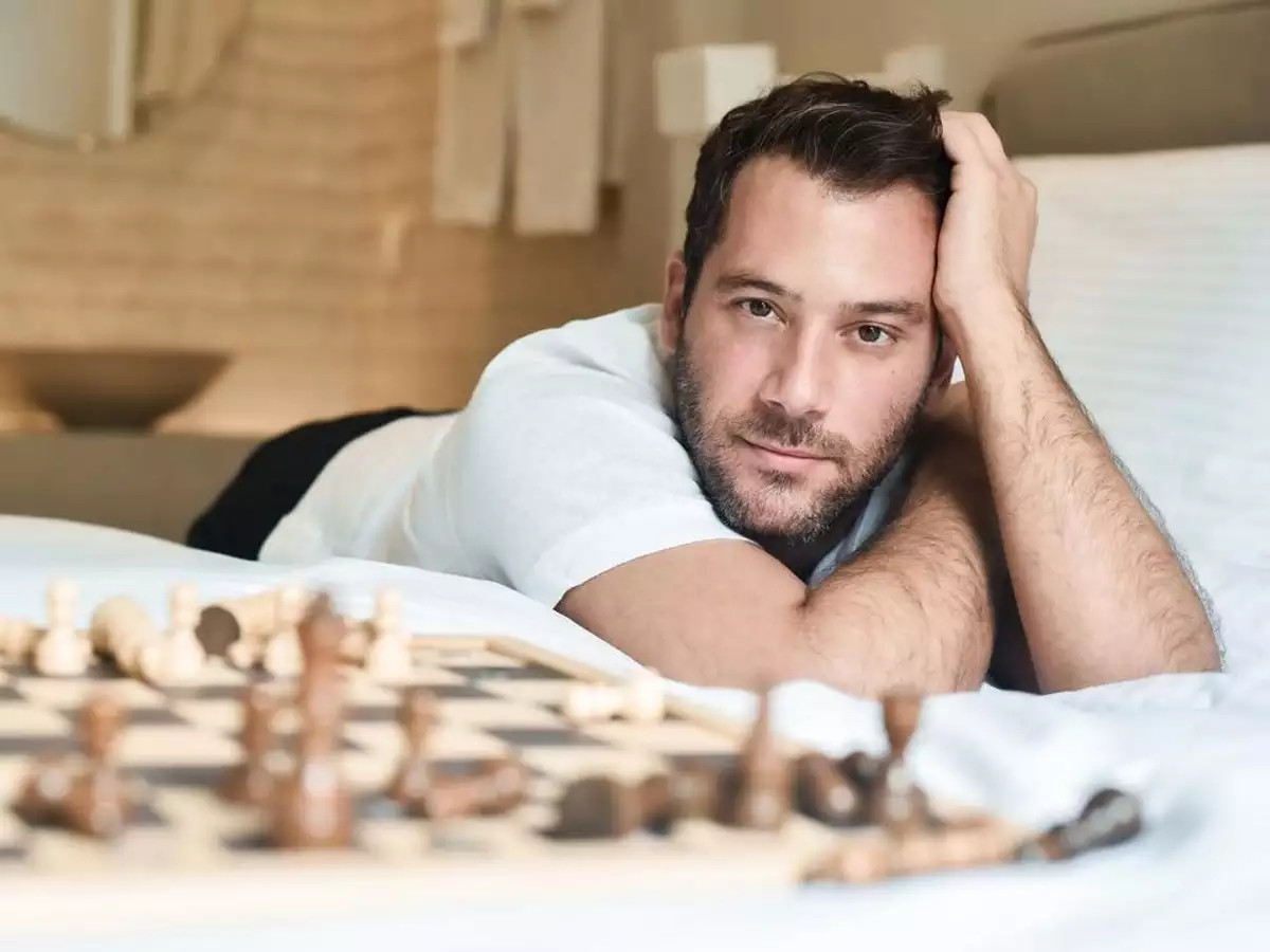 Ο Αντίνοος Αλμπάνης ακύρωσε την εμφάνισή του στο θέατρο λόγω προβλήματος υγείας