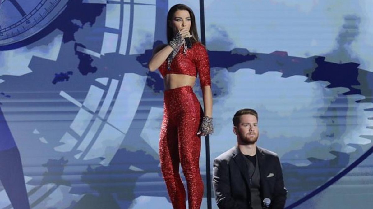 J2US: η Ειρήνη Παπαδοπούλου και ο Τζέιμς Καφετζής τραγούδησαν Τριαντάφυλλο και το Twitter πήρε φωτιά