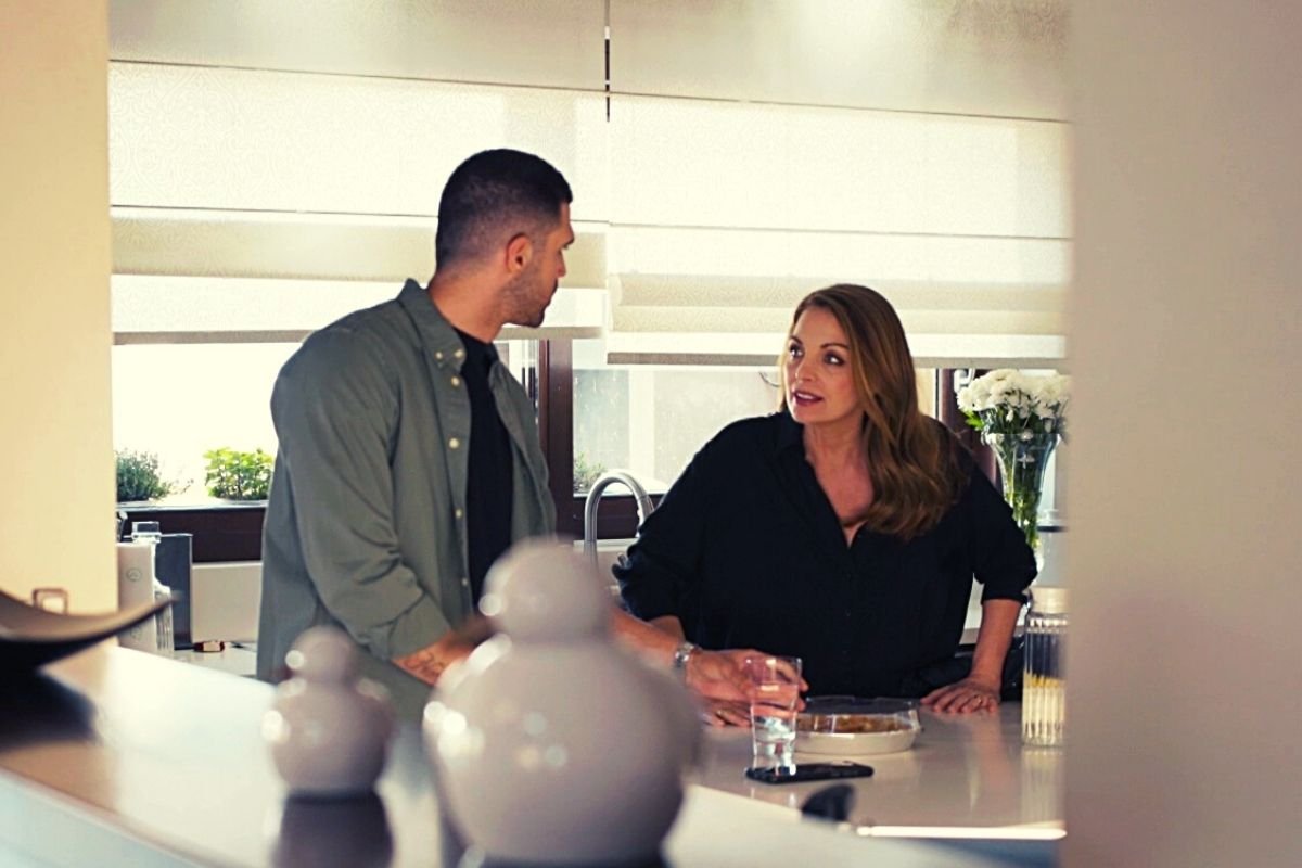 Η Γη της Ελιάς: Η Αθηνά διώχνει τον Δημήτρη από το σπίτι! Εκείνος την εκβιάζει